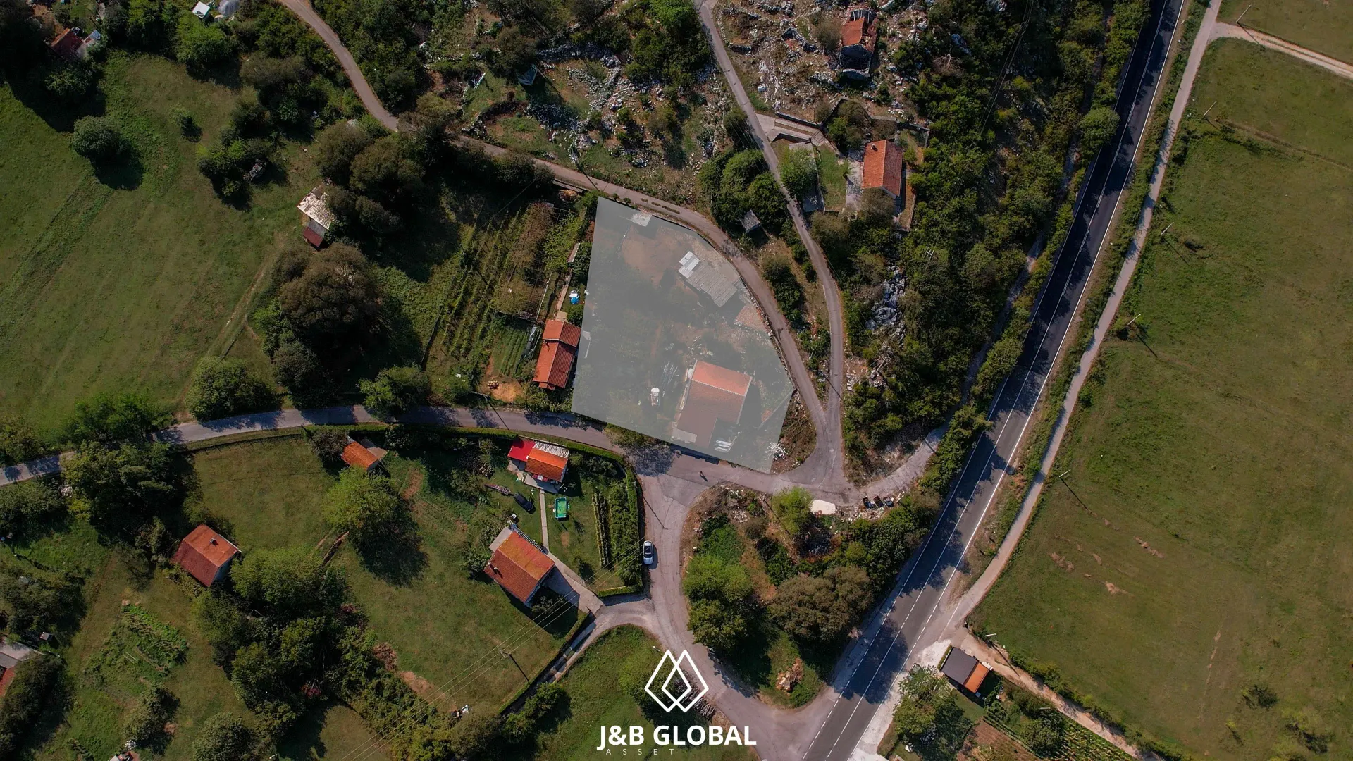 Pogled iz vazduha na zemljište sa obilježenom parcelom.