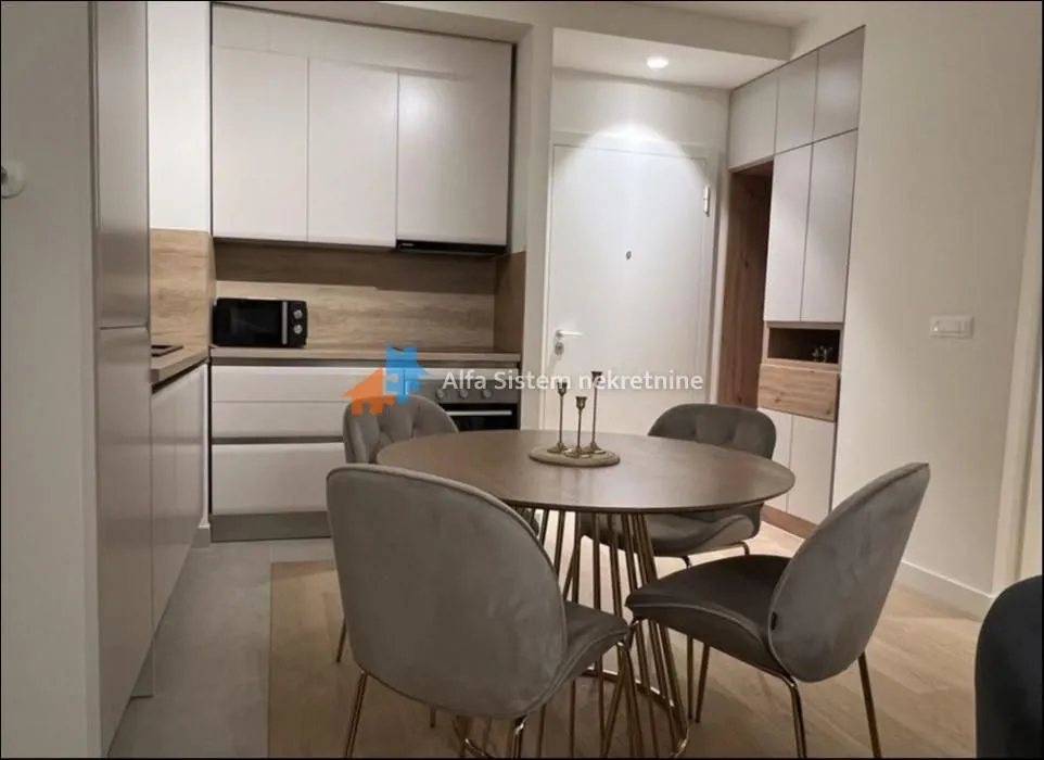 Izdavanje, trosoban stan, 74m², Savski Venac, Beograd