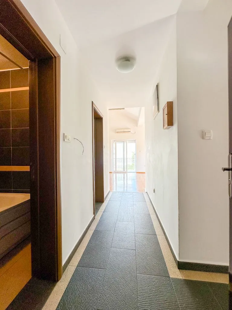 Izdavanje, trosoban stan, 137m², Stari Aerodrom, Podgorica