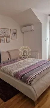 Nameštena spavaća soba sa bračnim krevetom, klima uređajem i zidnim slikama. - image 17