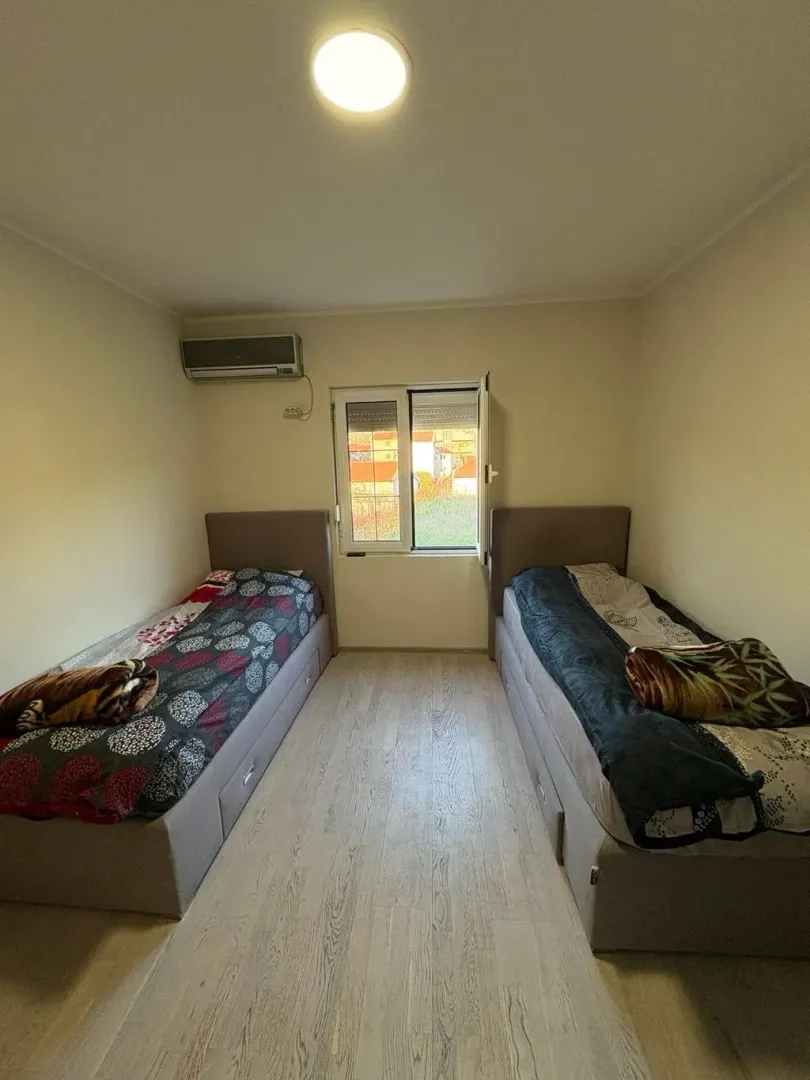 Izdavanje, kuća, 350m², Zlatica, Podgorica