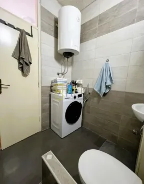 Manje kupatilo sa tuš kabinom, veš mašinom i bojlerom. - image 7