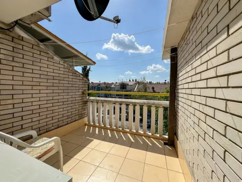 Natkriveni balkon sa pogledom na naselje i ciglenim zidovima sa obje strane. - image 13