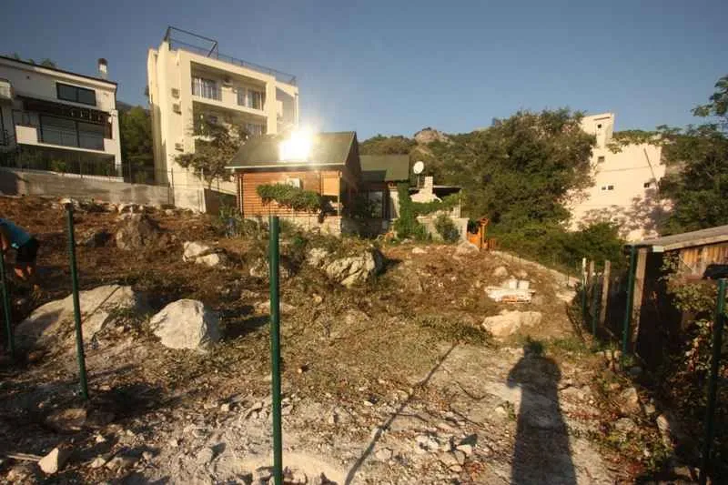 Spoljašnji pogled na imanje sa kućom i okolnim objektima.