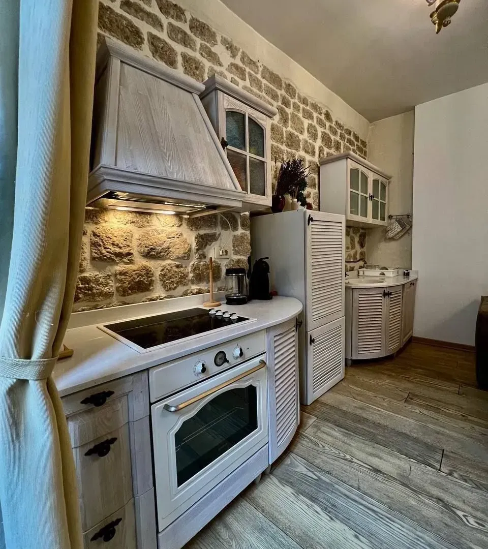 Izdavanje, jednosoban stan, 60m², Stari Grad Kotor, Kotor
