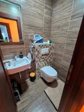 Manje kupatilo obloženo keramičkim pločicama sa umivaonikom i šoljom. - image 8