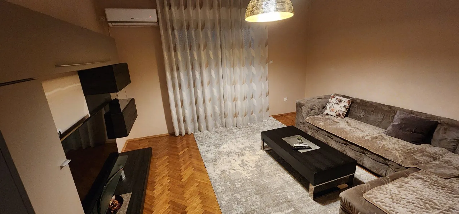 Izdavanje, jednosoban stan, 61m², Centar, Podgorica