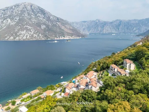 Pogled iz vazduha na zaliv i okolne objekte. - image 17