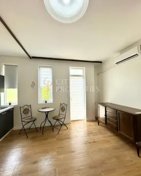 Dnevni boravak sa trpezarijskim stolom, stolicama i komodom. - image 3