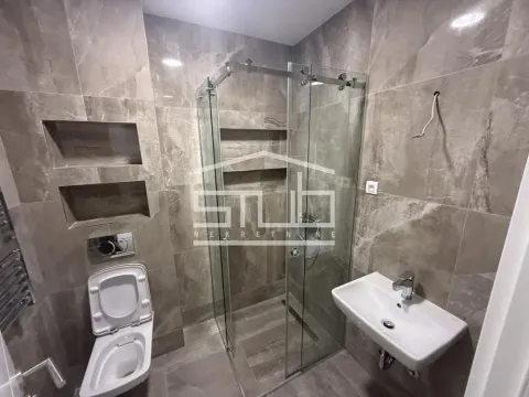 Moderno kupatilo sa tuš kabinom, umivaonikom i ugradnom wc šoljom. - image 12