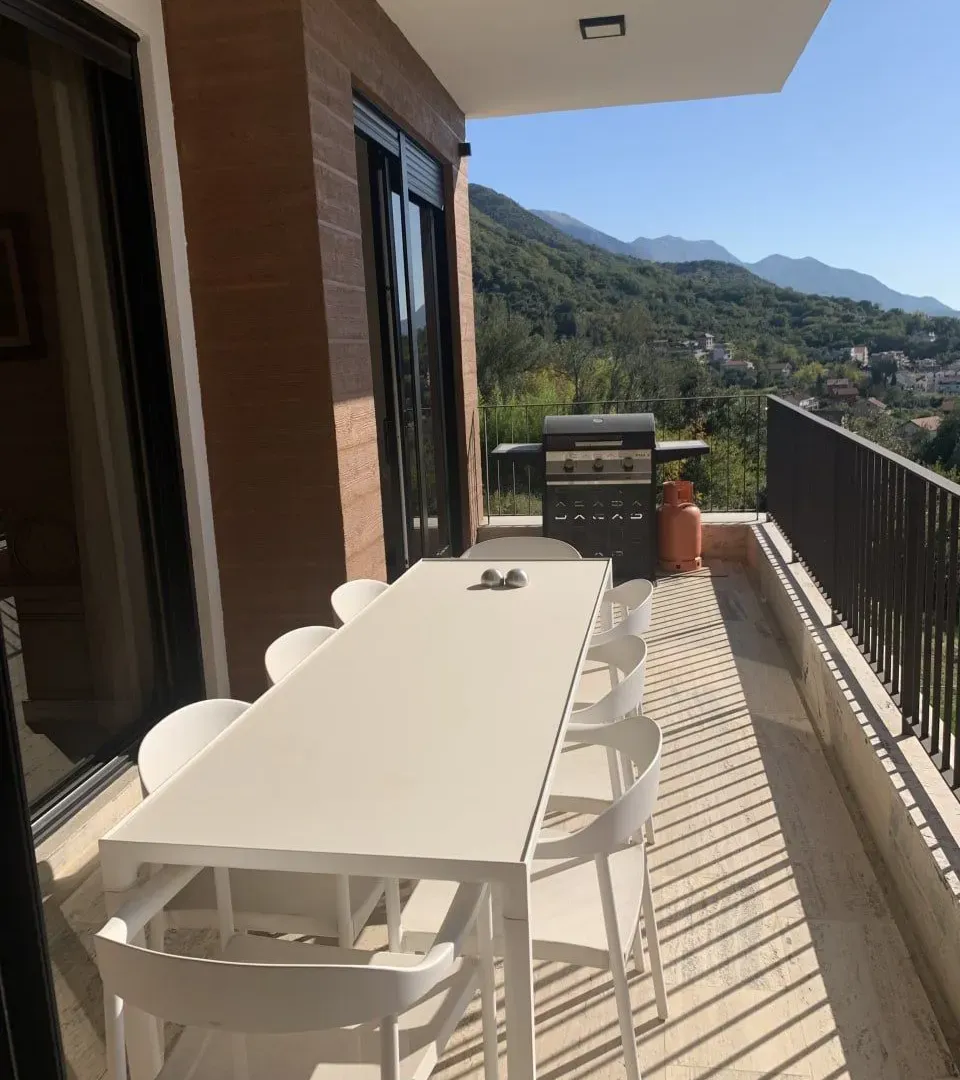 Izdavanje, trosoban stan, 129m², Tivat, Crna Gora