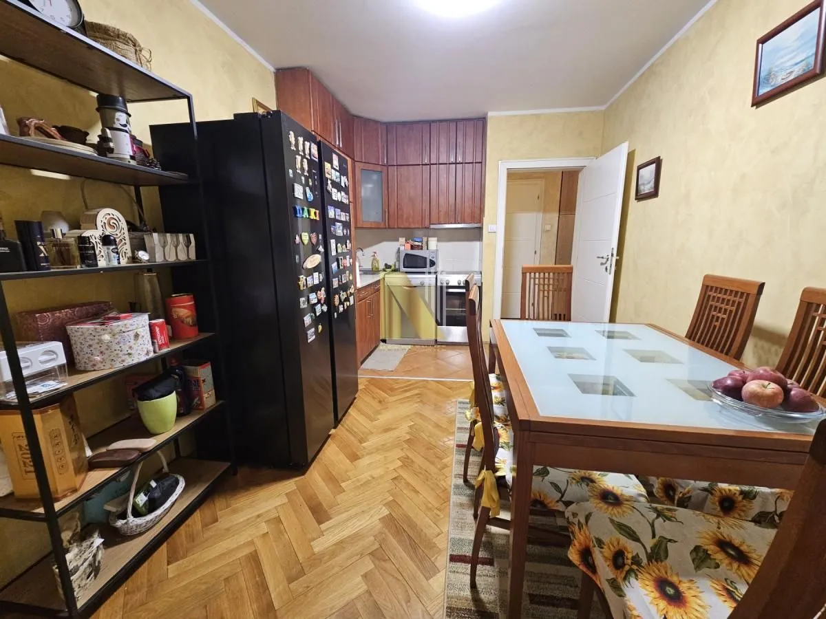 Prodaja, četvorosoban stan, 105m², Socijalno, Novi Sad Sve Podlokacije