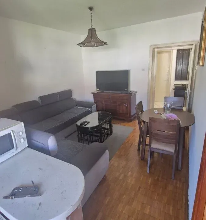 Izdavanje, dvosoban stan, 80m², Centar, Podgorica