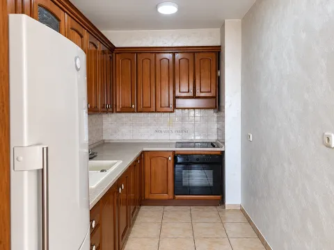 Kuhinja u drvenim tonovima sa ugradnom rernom, pločom i frižiderom. - image 3