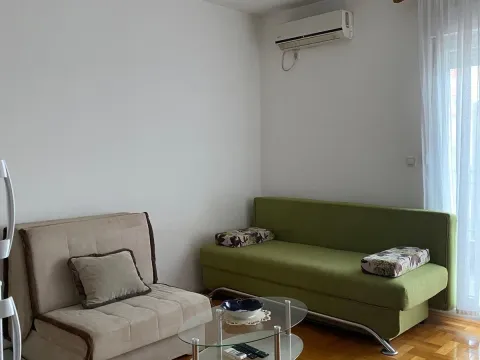 Izdavanje, garsonjera, 29m², Stari Aerodrom, Podgorica - image 1