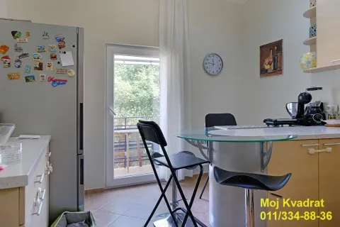 Manja kuhinja sa trpezarijskim stolom i izlazom na terasu. - image 7