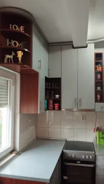 Pogled na dio kuhinje sa ugradnim elementima i štednjakom. - image 2