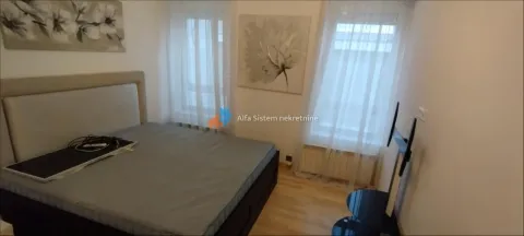 Nameštena spavaća soba sa bračnim krevetom, prozorima i dekorativnim slikama na zidu. - image 33