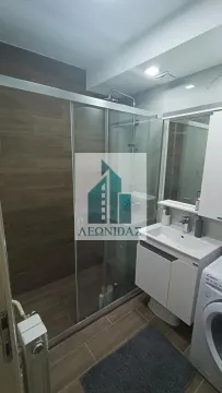 Moderno opremljeno kupatilo sa tuš kabinom i umivaonikom. - image 18