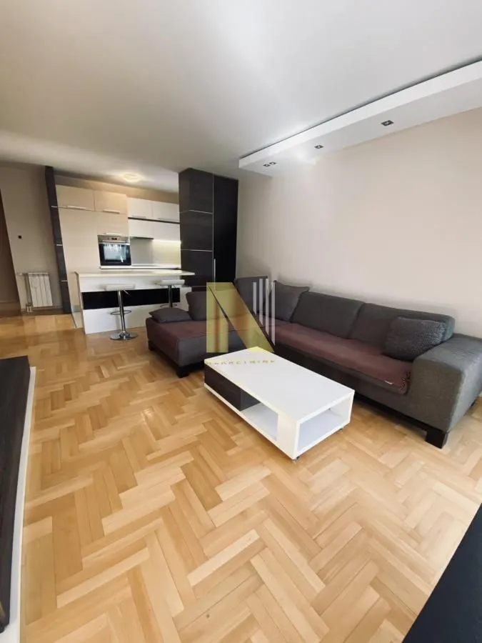 Izdavanje, četvorosoban stan, 98m², Centar, Novi Sad