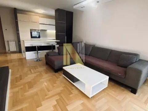 Izdavanje, četvorosoban stan, 98m², Centar, Novi Sad - image 2