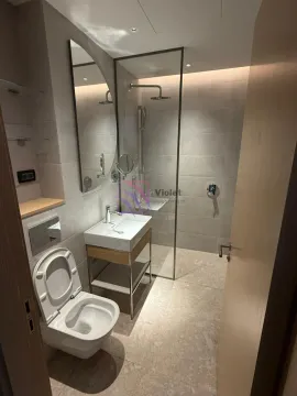 Moderno opremljeno kupatilo sa tuš kabinom, umivaonikom i toaletom. - image 7