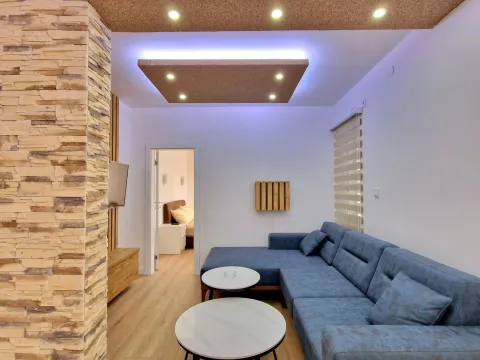 Izdavanje, dvosoban stan, 70m², Bečići, Budva - image 1