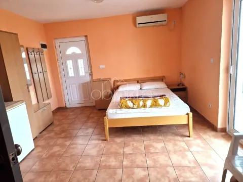 Namještena spavaća soba sa bračnim krevetom, klima-uređajem i izlazom na terasu. - image 11