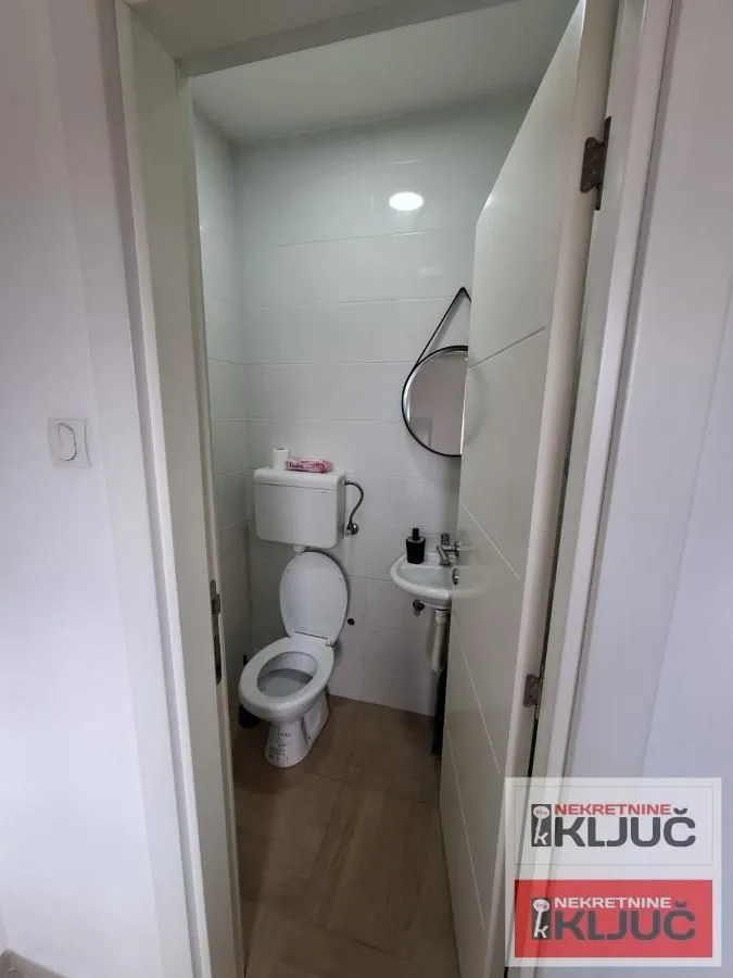 Manje kupatilo sa toaletom i umivaonikom.