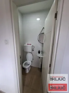 Manje kupatilo sa toaletom i umivaonikom. - image 7