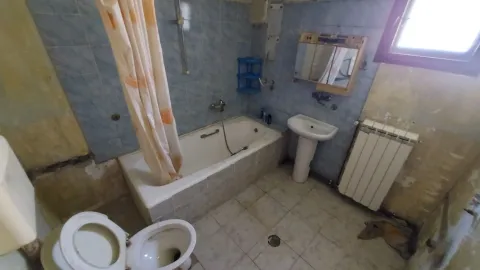 Starije kupatilo sa kadom, umivaonikom i toaletom. - image 11
