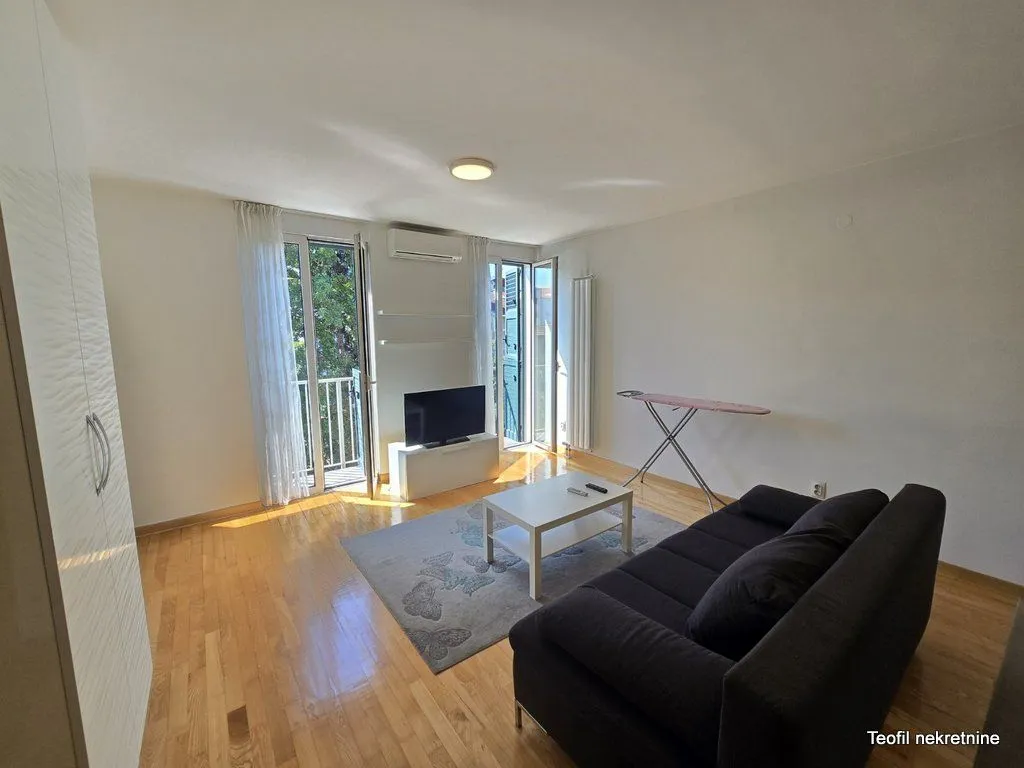 Izdavanje, trosoban stan, 59m², Vračar Sve Podlokacije, Beograd