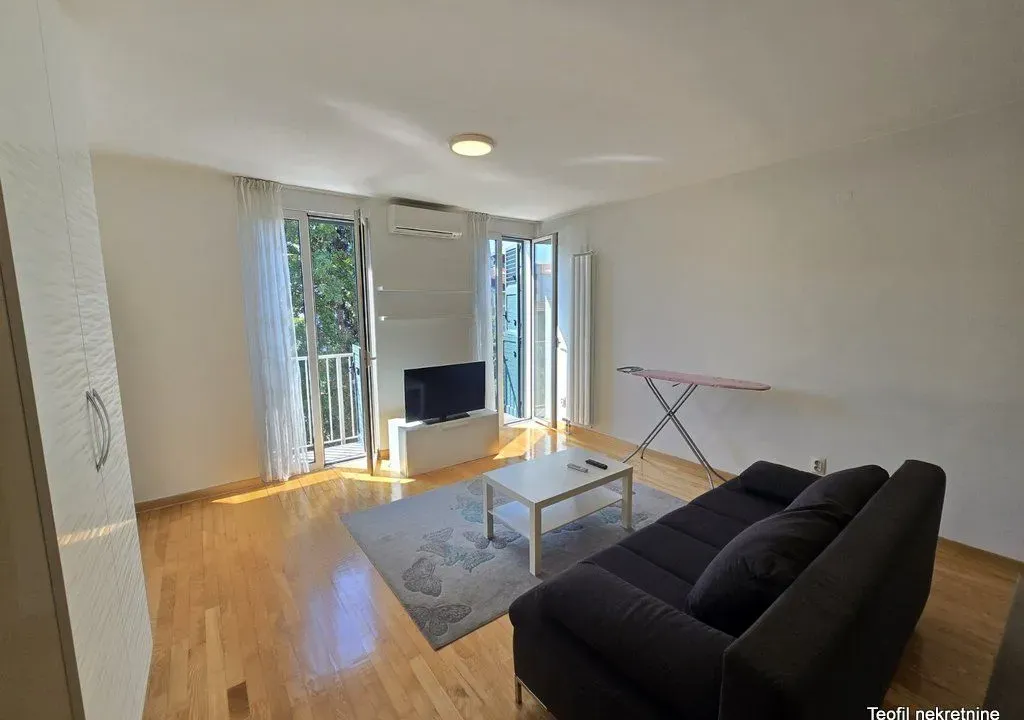 Izdavanje, trosoban stan, 59m², Vračar Sve Podlokacije, Beograd