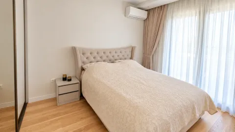 Bright and tidy bedroom with a double bed and wardrobe. - image 3