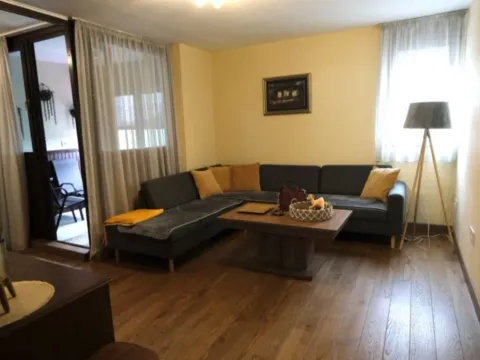 Izdavanje, dvosoban stan, 76m², Blok 5, Podgorica