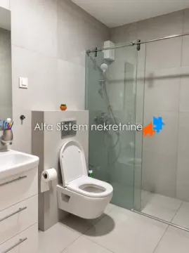 Savremeno opremljeno kupatilo sa tuš kabinom i ugradnom sanitarijom. - image 4