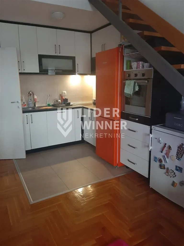 Prodaja, četvorosoban stan, 100m², Zemun Gornji Grad, Zemun Sve Podlokacije
