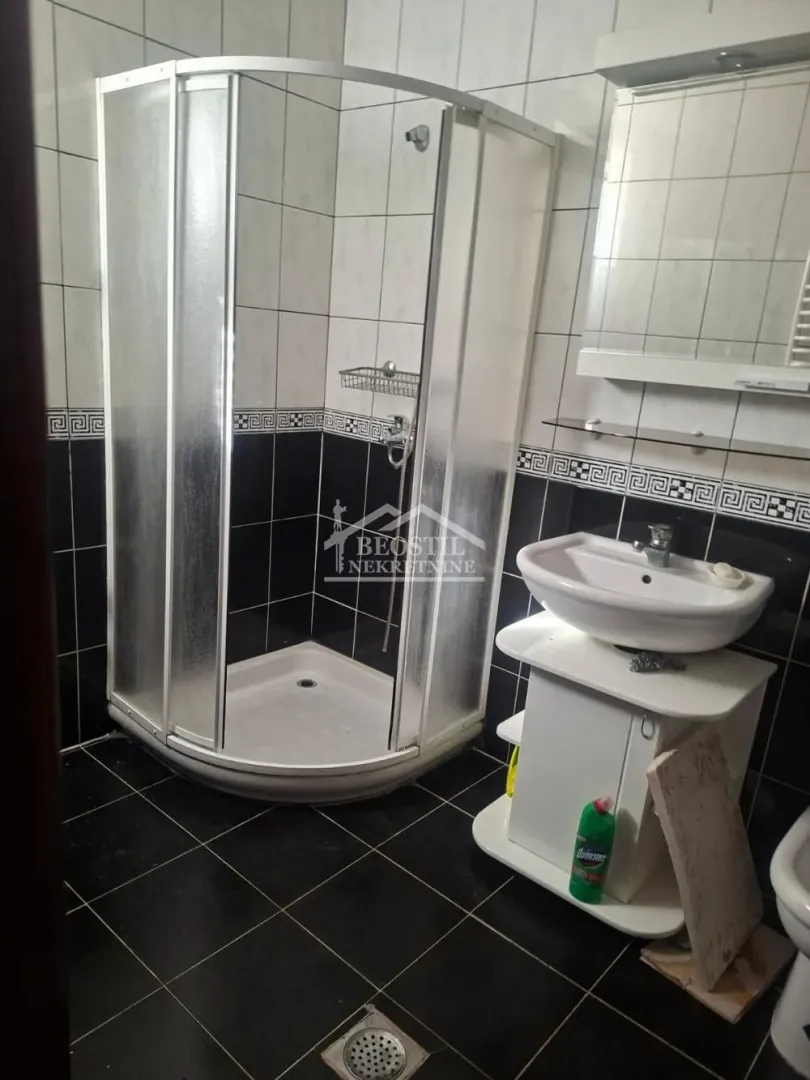 Bathroom with a shower cabin, washbasin, and mirror.