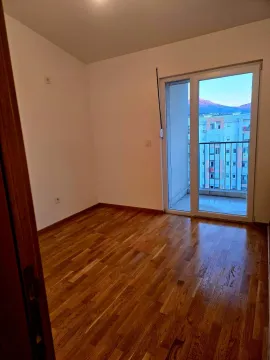Prazna soba sa parketom i izlazom na terasu. - image 8