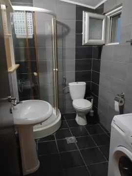 Kupatilo sa tuš kabinom, umivaonikom, WC šoljom i veš mašinom. - image 8