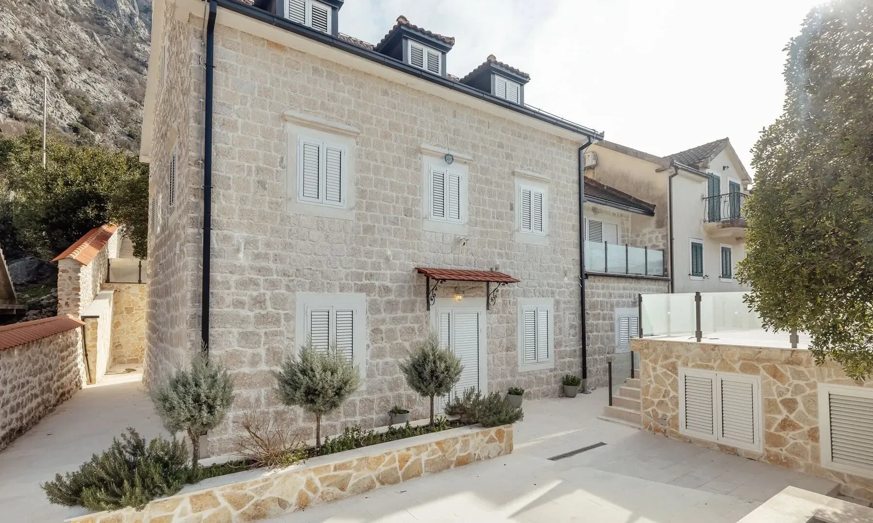 Sale, house, 380m², Ljuta, Kotor