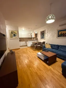 Dnevna soba sa garniturom, trpezarijom i kuhinjom u pozadini. - image 4