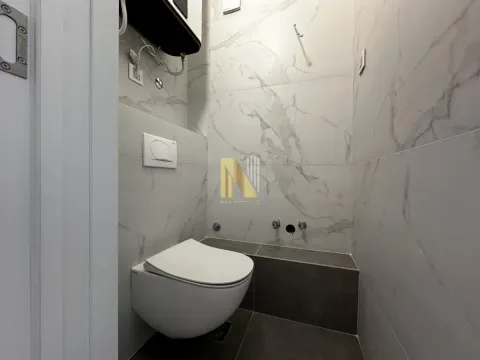 Pogled na moderno opremljeno kupatilo sa sanitarijama. - image 19