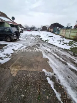 Pogled na dvorište i okolne objekte prekrivene snegom. - image 18