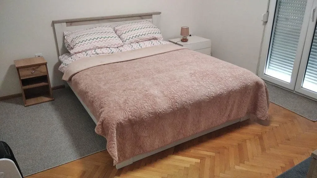 Izdavanje, dvosoban stan, 84m², Centar, Podgorica