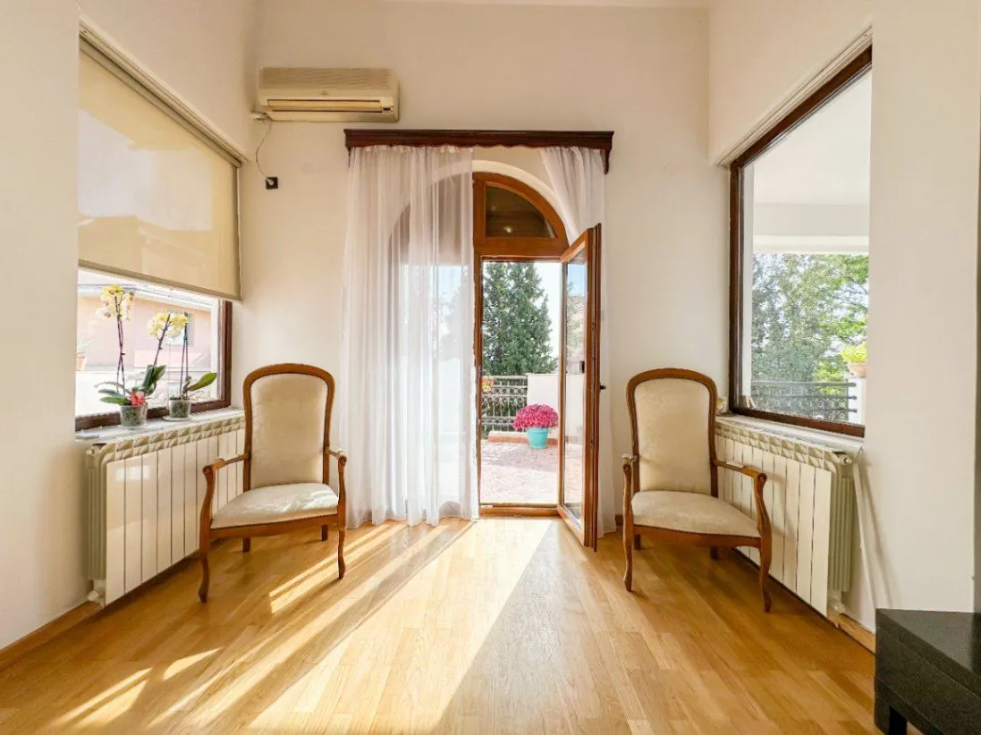 Izdavanje, kuća, 285m², Gorica C, Podgorica