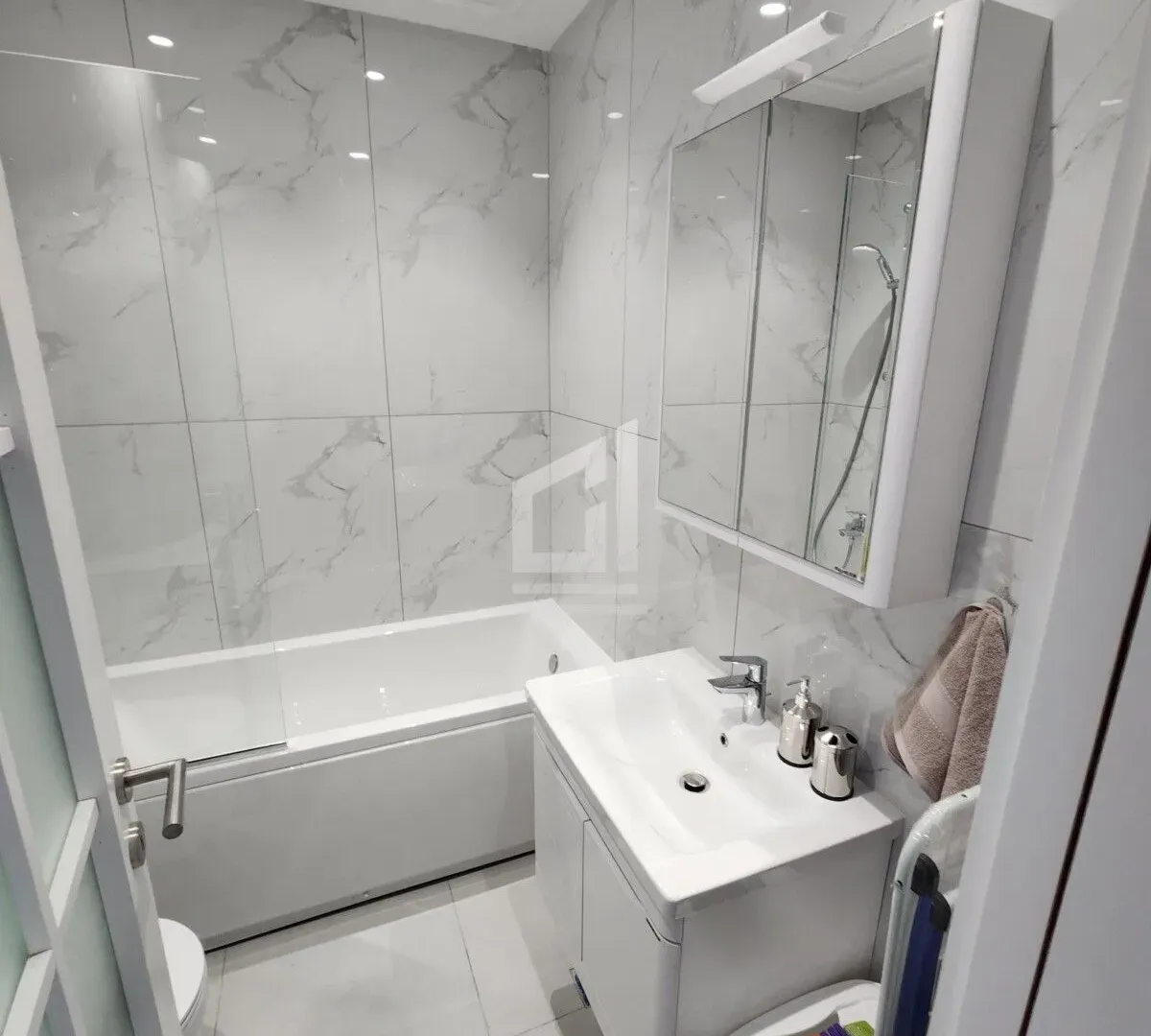 Izdavanje, stan, 45m², Tivat, Crna Gora