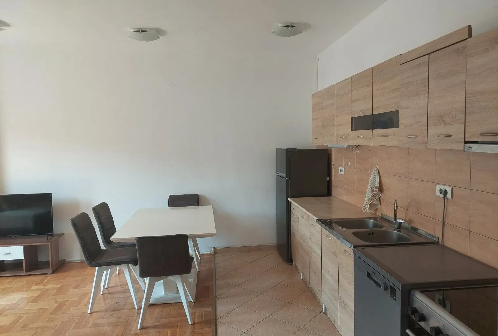 Izdavanje, dvosoban stan, 62m², Blok 9, Podgorica