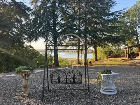 Dvorište sa ljuljaškom i pogledom na reku. - image 16