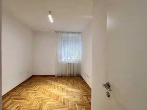 Prazna soba sa parketom i belim zidovima. - image 6